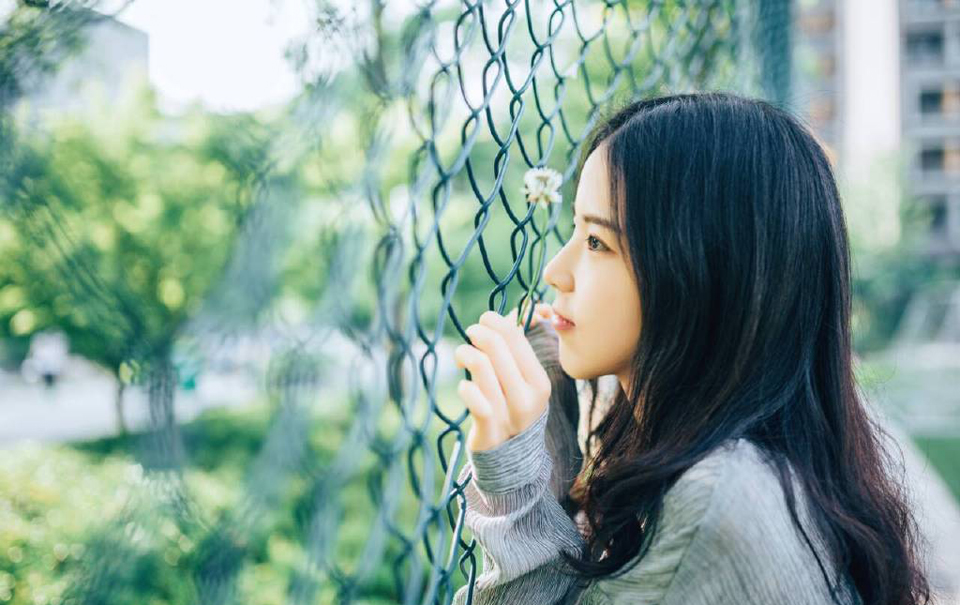 若要结婚，就嫁给一个视你如宝贝的男人，他会宽容你的小毛病，原谅你的不周到;他能照顾你，仿佛你是他的小妹妹;他能溺爱你，仿佛你是他的小宠物;他能赶走你偶尔冒出来的坏情绪，他能抱着你睡觉，给你做枕头，冬天不嫌你冷，夏天不嫌你热。
